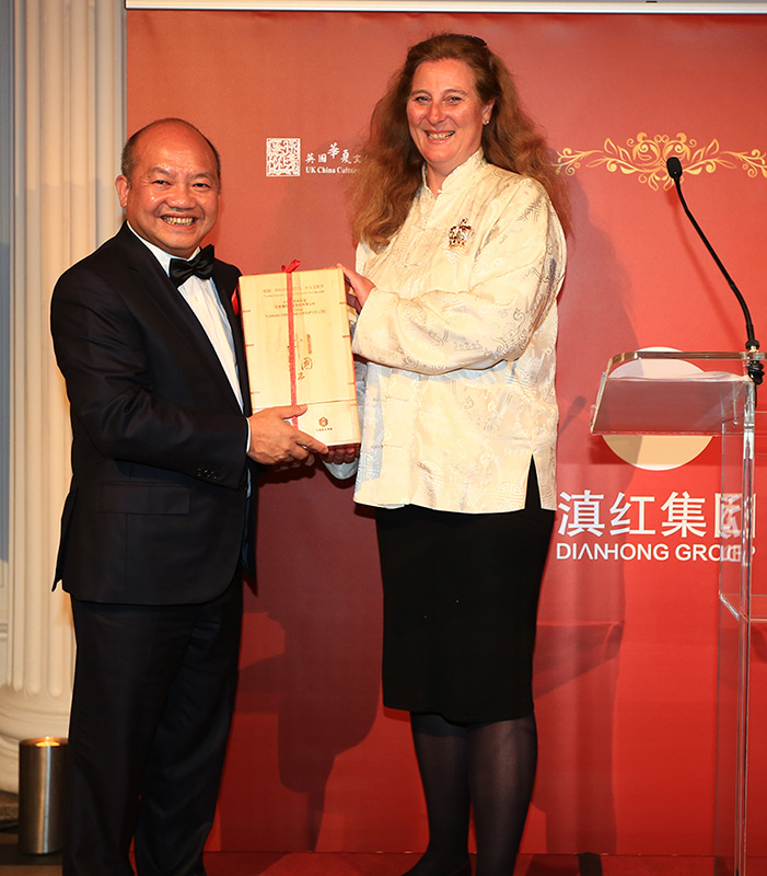 滇紅集團(tuán)董事長兼總裁王天權(quán)將贈與英女王的禮品交給卡特里娜公主